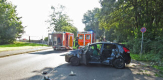 Der schwer beschädigte Ford Fiesta nach dem Unfall. Foto: Polizei