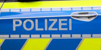 Der Schriftzug "Polizei" steht auf einem Einsatzwagen. Foto: Volkmann