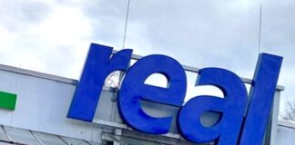 Das Logo über dem Eingang eines Marktes. Foto: Kling