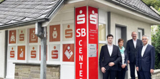 Die Kundenbetreuer Steffen Naudzus und Petra Bongers, Oliver Radulovic (Direktor Privatkunden) und Vorstandsvorsitzender Udo Zimmermann vor dem Ersatzstandort der Sparkasse HRV in Langenberg. Foto: Sparkasse