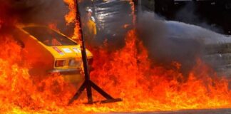 Heißer Stunt: Ein Auto in den Flammen. Foto: pixabay/Symbolbild