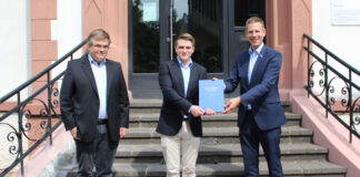 Felix Schmitz (Mi.) überreichte seine Bachelor-Arbeit an Bürgermeister Christoph Schultz. Das neue Smart-Mobility-Konzept entwickelte er mit Unterstützung durch Tim Schreiber (li.) von der Energiewirtschaftsberatung „soptim business consult“. Foto: Stadt Erkrath