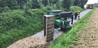 Der Traktor kippte um. Der Sand aus dem Frontlader wurde auf dem Feldweg verstreut. Foto: Polizei