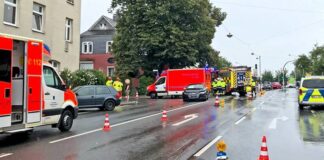Rettungskräfte und die Polizei sind vor Ort an der Unfallstelle. Foto: Polizei