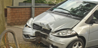 Der schwer beschädigte Mercedes A170 nach dem frontalen Zusammenprall mit einem Baum. Foto: Polizei