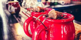Feuerzangen-Tassen stehen auf der Theke. Foto: pixabay/symbolbild