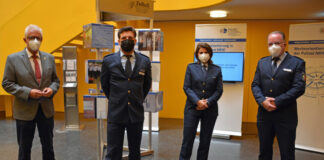 Eröffnete die Ausstellung: Landrat Thomas Hendele, Polizeioberrat Stefan Heimbuch, Abteiltungsleiterin Polizei Ursula Tomahogh, Polizeidirektor Frank Lambers bei der Ausstellungseröffnung im Foyer der KPB Mettmann. Foto: Polizei