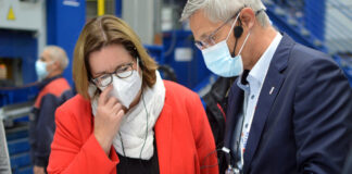 Kerstin Griese mit Burkhard Erkens, Geschäftsführer von Witte Niederberg. Foto: Büro Griese