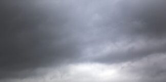 Regenwolken ziehen auf. Foto: Federico Gambarini/dpa/Symbolbild