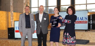 Maya Thielenhaus (2.v.r.) und der Technische Leiter Oliver Hildebrandt (2.v.l.) neh-men für Thielenhaus Technologies den Innovationspreis „Rheinland Genial“ aus den Händen von Kirsten Jahn und OB Uwe Schneidewind in der Alten Glaserei an der Nordbahntrasse entgegen. Foto: Wirtschaftsförderung Wuppertal