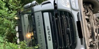 Der umgestürzte LKW bei Eintreffen der ersten Kräfte. Foto: Feuerwehr Ratingen