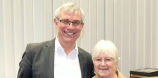 Nach 27 Jahren im Stadtrat gab Anne Korzonnek - hier vor knapp zwei Jahren, als Bürgermeister Klaus Pesch ihr zum 70. Geburtstag gratulierte - ihr Mandat ab. Foto: Stadt Ratingen