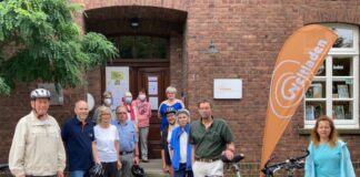 Bei der Fair-Trade-Radtour informierten sich die Teilnehmenden bei schönstem Fahrradwetter über Orte des Fairen Handels in Ratingen. Foto: Stadt Ratingen