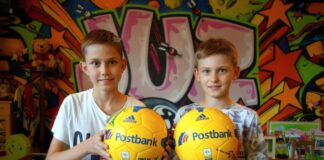 Gabriel (links) und Nick zeigen die Hauptpreise, beide handsigniert von Fußball-Legende Franz Beckenbauer. Foto: Stadt Ratingen