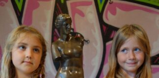 Mara (links) und Leonie freuen sich auf den Modellier-Workshop im Eggerscheidter Jugendtreff. Mit dabei ist auch die Plastik "Venus von Milo" des französischen Bildhauers Ferdinand Barbedienne. Foto: Stadt Ratingen