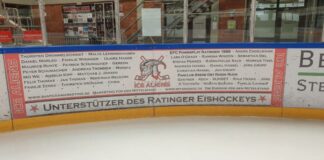 Die Namen der Unterstützer stehen auf einer Bande direkt am Spielfeld. Foto: Ice Aliens