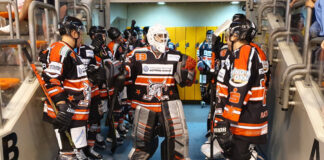 Die Ice Aliens warten auf den Spielbeginn. Foto: Ice Aliens
