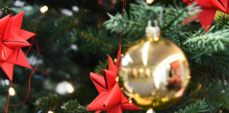 Beim Secondhand-Weihnachtsmarkt in Langenberg gibt es viele schöne Dinge. Foto: Mathias Kehren