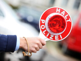 Eine Anhaltekelle der Polizei. Symbolbild: Polizei