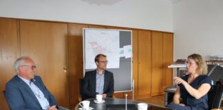 Die CDU-Landtagsabgeordneten Martin Sträßer und Christian Untrieser im Gespräch mit Mettmanns Bürgermeisterin Sandra Pietschmann. Foto: Kreisstadt Mettmann