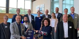 Oberbürgermeister Uwe Schneidewind (vorne) und Kirsten Jahn mit allen Preisträgern des Rheinland Genial Innovationspreises. Foto: WSW