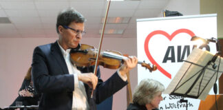 Christoph Rehm (Violine) und Cornelia Hessenberg (Klavier) gestalten den Abend musikalisch. Foto: AWO