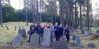 Die Jugendlichen mit Klaus-Peter Rex vor Ort in Lettland. Foto: Lot e.V.