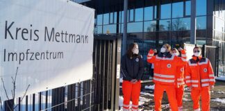 Sichtlich stolz sind die Helfenden des DRK: Als das Impfzentrum in Betrieb ging, lag Schnee. Foto: DRK-Kreisverband
