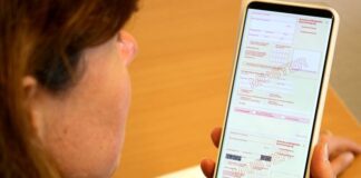 Der digitale Krankenschein lässt sich am Handy einsehen. Foto: Verbraucherzentrale NRW