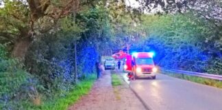 Ein Rettungshubschrauber landete nahe der Unfallstelle. Foto: Polizei