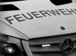 Ein Rettungswagen der Feuerwehr steht an einem Einsatzort. Foto: Volkmann/symbolbild