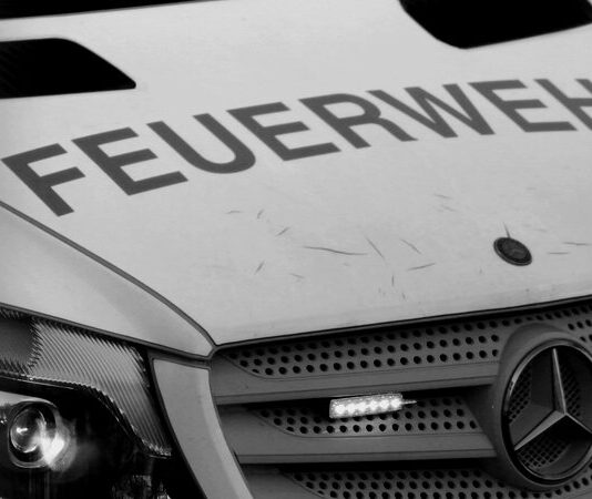 Ein Rettungswagen der Feuerwehr steht an einem Einsatzort. Foto: Volkmann/symbolbild