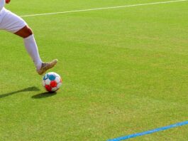 Niederrheinpokal: Velbert, Hilden und Ratingen gegen Traditionsclubs Ein Spieler auf dem Platz am Ball. Foto: Volkmann/symbolbild