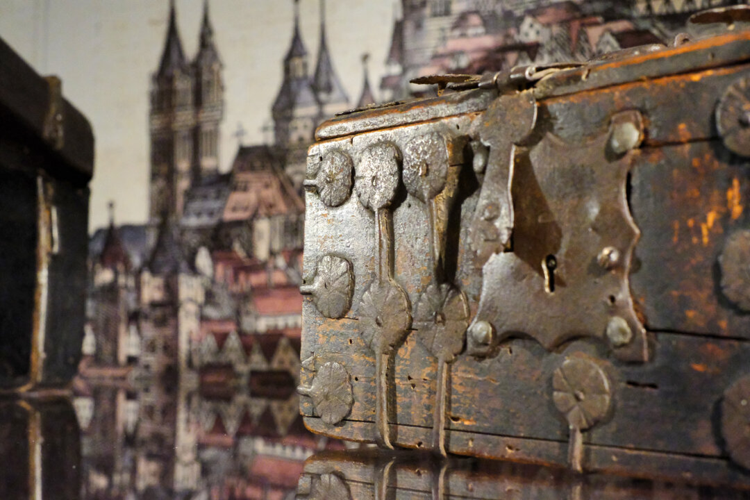 Dieses gotische Holzkästchen mit Eisenbeschlägen (14. Jahrhundert) wird in der neuen Ausstellung gezeigt. Foto Stadt Velbert/Franreiter