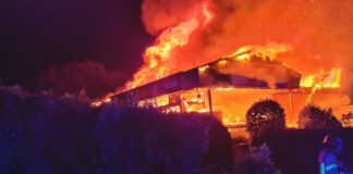 Zu dem Großbrand rückte die Feuerwehr in der Nacht nach Homberg aus. Foto: Feuerwehr Ratingen