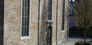 Der Platz neben der evangelischen Kirche. Foto: Volkmann