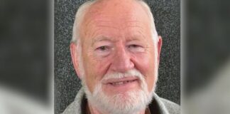 Wolfgang Diedrich wird mit der Dumeklemmerplakette geehrt. Foto: Ratinger Jonges