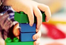 Ein Kind spielt mit Bausteinen. Foto: pixabay/symbolbild
