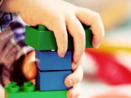 Glatteis in Mettmann: Eltern entscheiden über Kita-Besuch Ein Kind spielt mit Bausteinen. Foto: pixabay/symbolbild