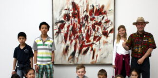 Das Gruppenbild vor einem Gemälde des Ratinger Malers Peter Brüning zeigt Ratinger Schüler bei einem früheren "Kulturrucksack"-Ausflug ins Museum Folkwang. Foto: Stadt Ratingen