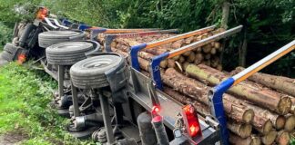 Ein mit Holz beladener Lastwagen rutschte in einen Graben. Foto: Feuerwehr Ratingen