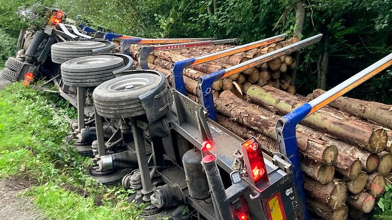 Tonnenschwerer Laster Umgekippt: Einsatz Bis In Die Nacht