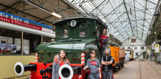 Sie gaben der alten Lok ihren Glanz zurück: Chiara Sieburg, Marina Paciorek, Göykay Gülerer und Julia Keulig (von links) aus der Rheinbahn-Lackiererei. Foto: Rheinbahn