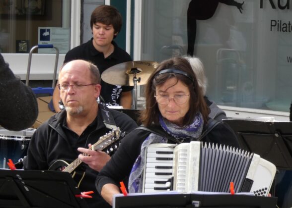 Einige Musiker dürfen für ihre Performance beim "Walking Act" auch sitzen. Foto: privat/Archiv