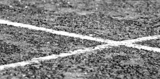 Parkplatzmarkierungen auf dem Boden. Foto: pixabay