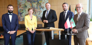 (V.l.n.r.): Jakub Wawrzyniak (Generalkonsul Polens), Andrea Perlt, Direktorin des Oberschlesischen Landesmuseums), Sebastian Wladarz (Vorsitzender der Stiftung Haus Oberschlesien), Rafal Bartek (Vorsitzender des Sejmik und der deutschen Minderheit in der Woiwodschaft Oppeln, Landtagspräsident André Kuper) Foto: Haus Oberschlesien