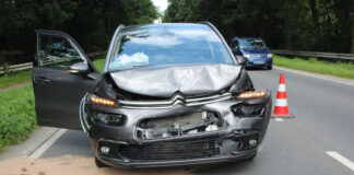 Die Schäden an dem Citroën. Foto: Polizei