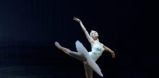 Der Ballettklassiker ist wieder im Aalto-Theater zu erleben. Im Bild: Mika Yoneyama als Odette. Foto: TUP Essen/Bettina Stöß