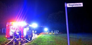 Im Bereich der Ringelshecke lagen die brennenden Strohballen. Foto: Polizei