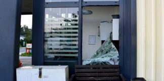 Offenbar durch ein eingeschlagenes Fenster gelangten die Täter in die Innenräume. Foto: Polizei